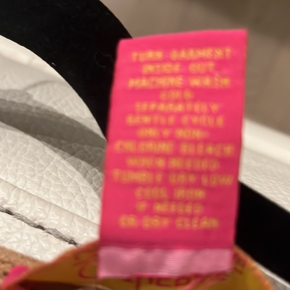 Suede dress👗so pretty and 💃ILNC goes with everything! Worn x 1.🌟💫👗
So in style! - Picture 3 of 8